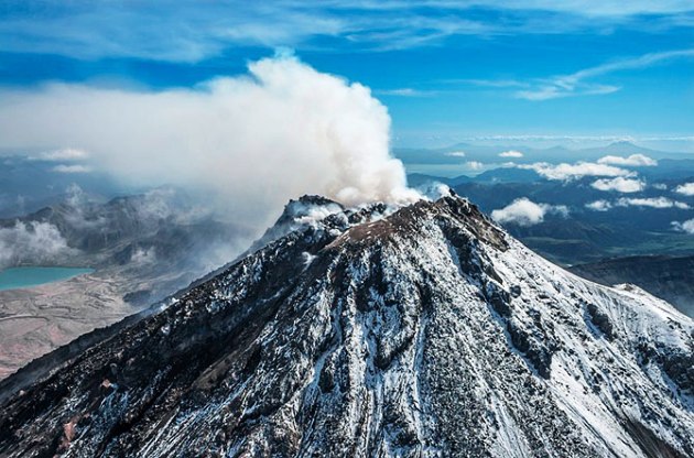Почему вулканы расположены в определенных местах?